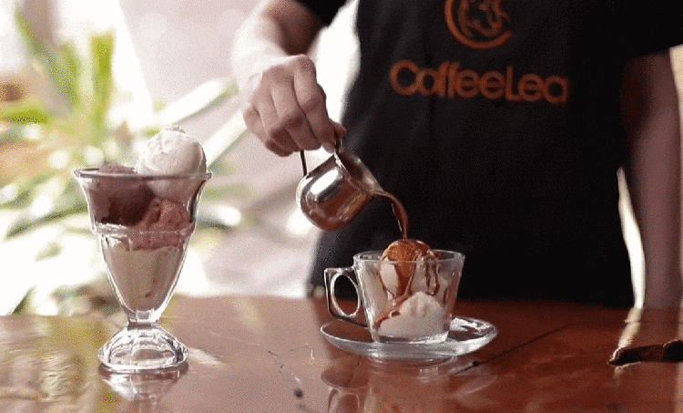 CoffeeLea barista ichimlik tayyorlamoqda